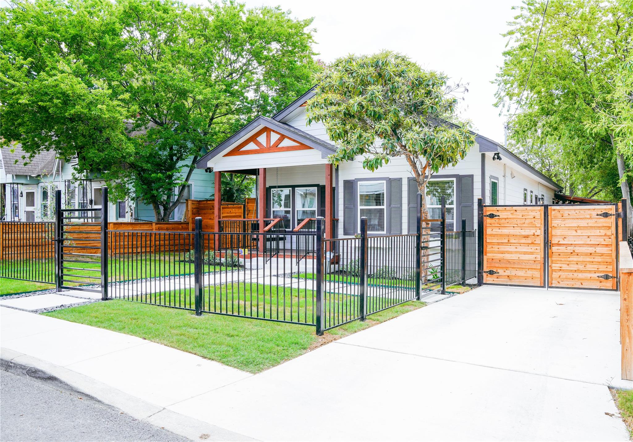 518 Rigsby Ave, San Antonio, TX 78210 — photo 1