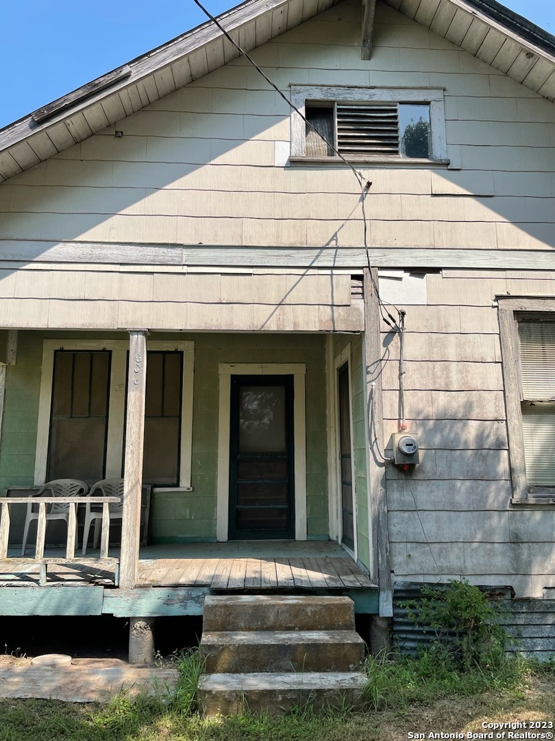 606 Armstrong St