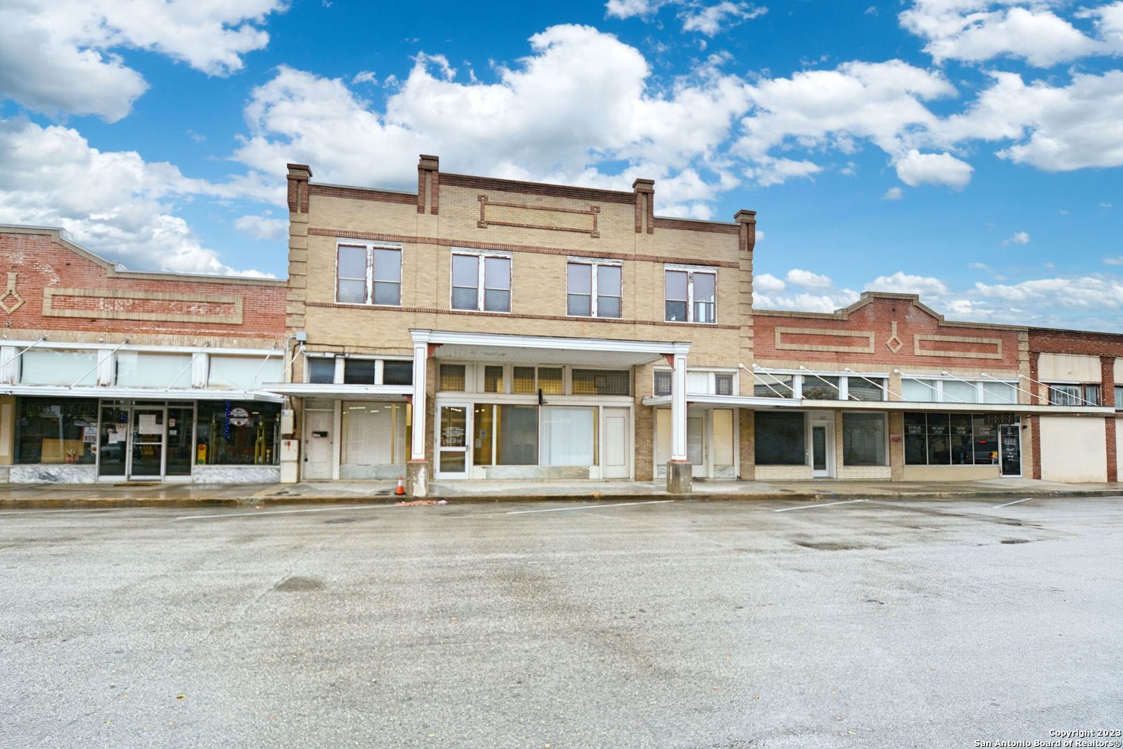 109 N River St, Seguin, TX 78155 — photo 1