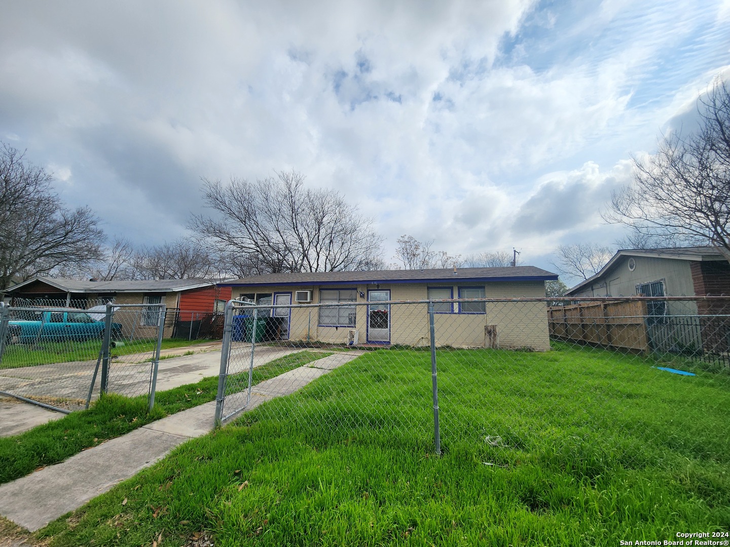 438 Park Plaza, San Antonio, TX 78237 — photo 1