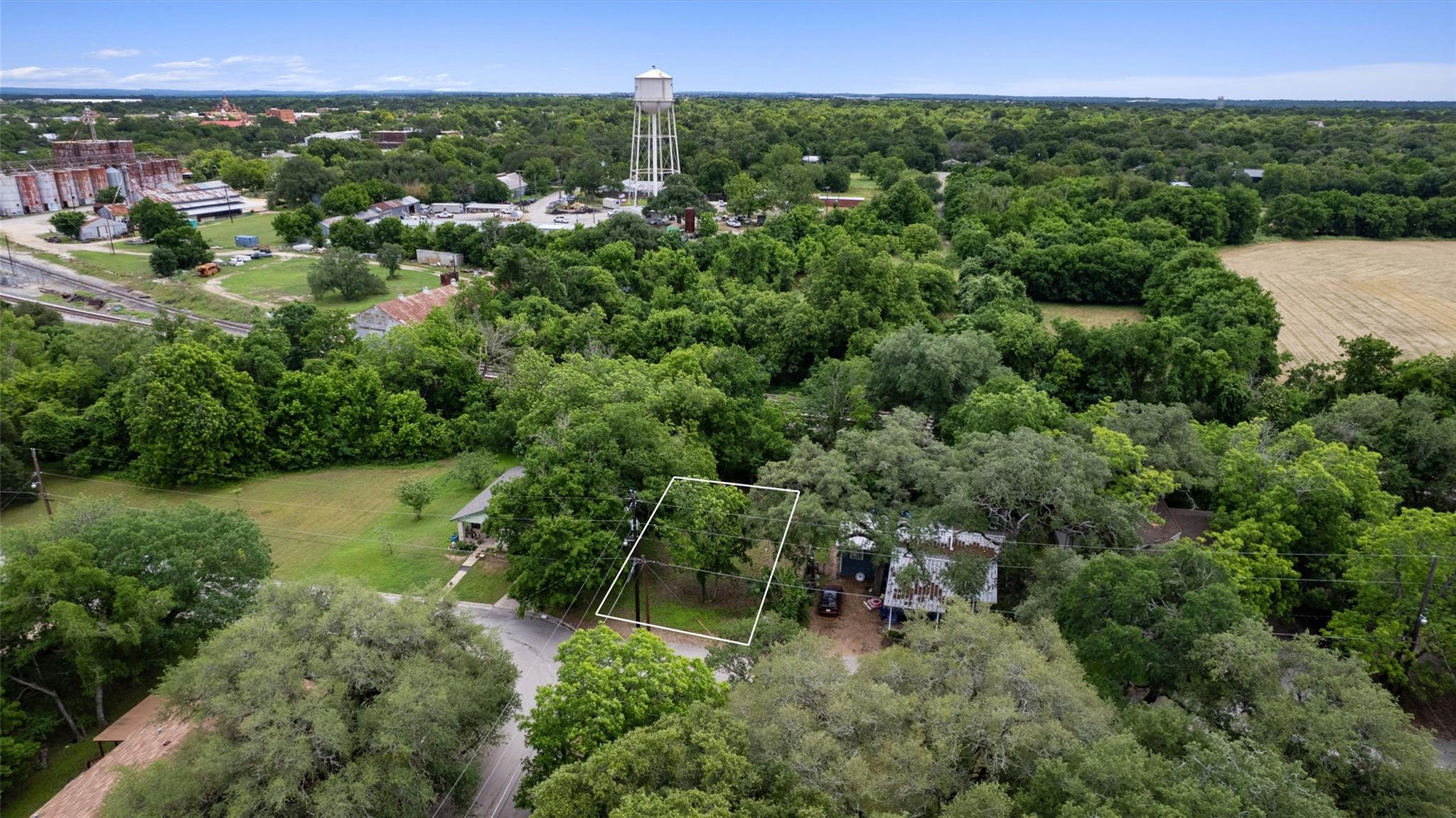 900  Tank St, Lockhart, TX 78644 — photo 1