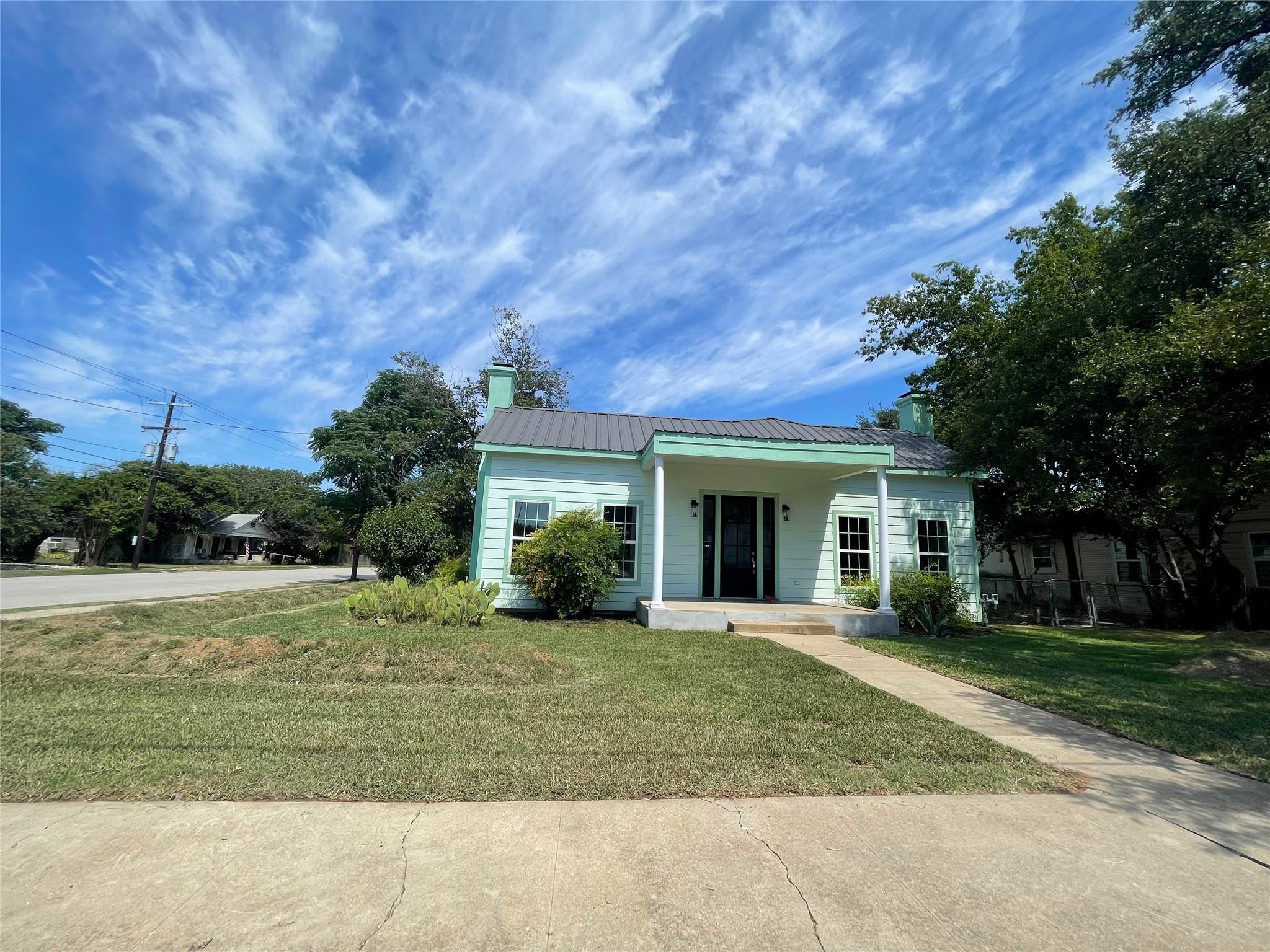201 E 6th St, Lampasas, TX 76550 — photo 1