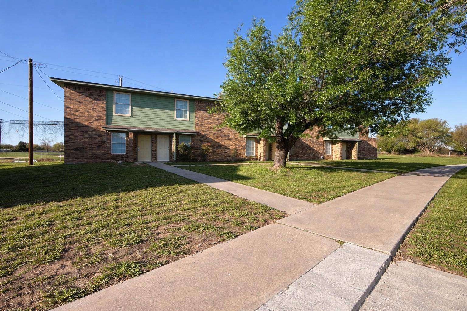 300  Meadow Dr, Rockdale, TX 76567 — photo 1