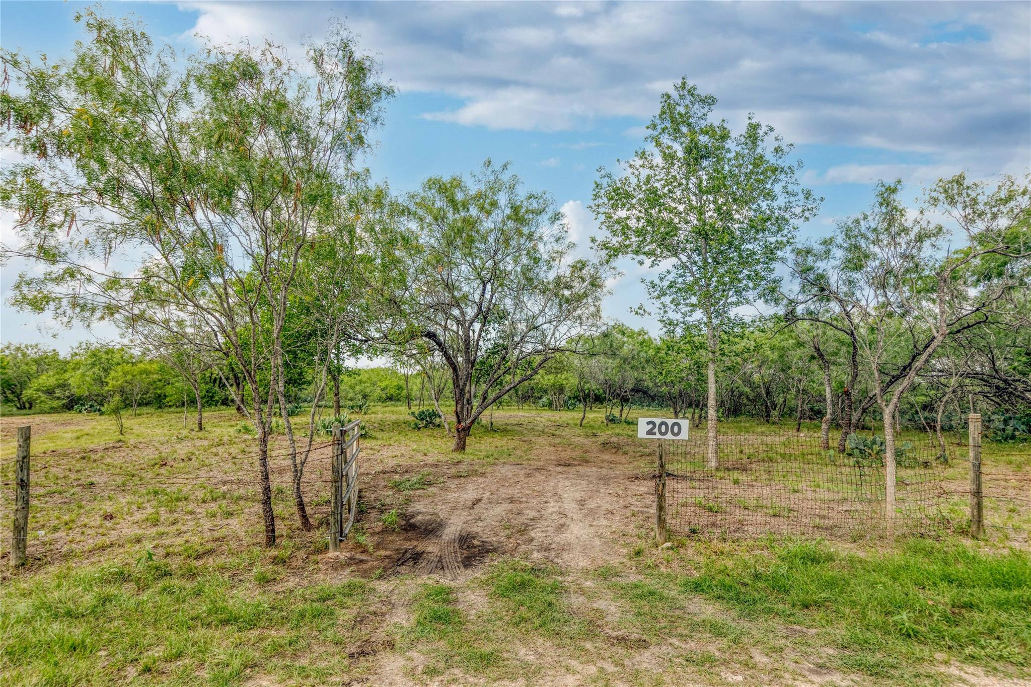 200  Armstrong Rd, Lockhart, TX 78644 — photo 1
