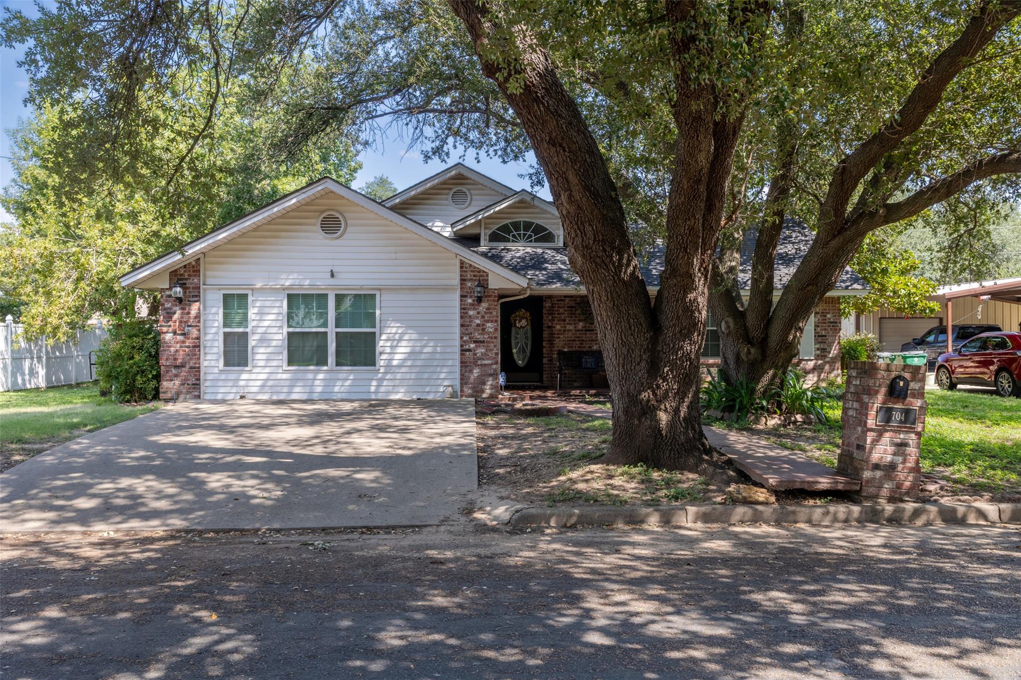 704 E 16th St, Cameron, TX 76520 — photo 1