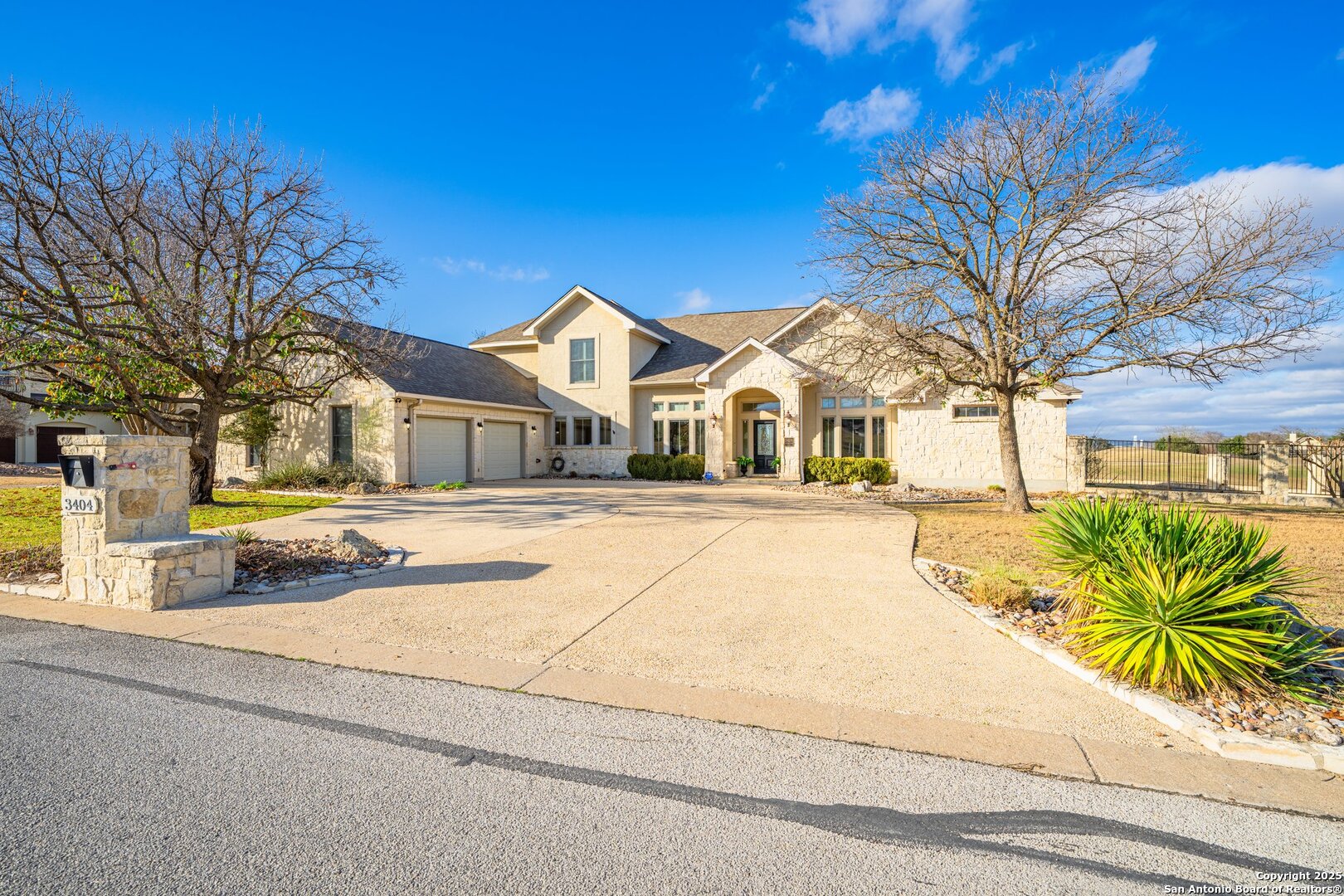 3404 Comanche Trace Dr E, Kerrville, TX 78028 — photo 1