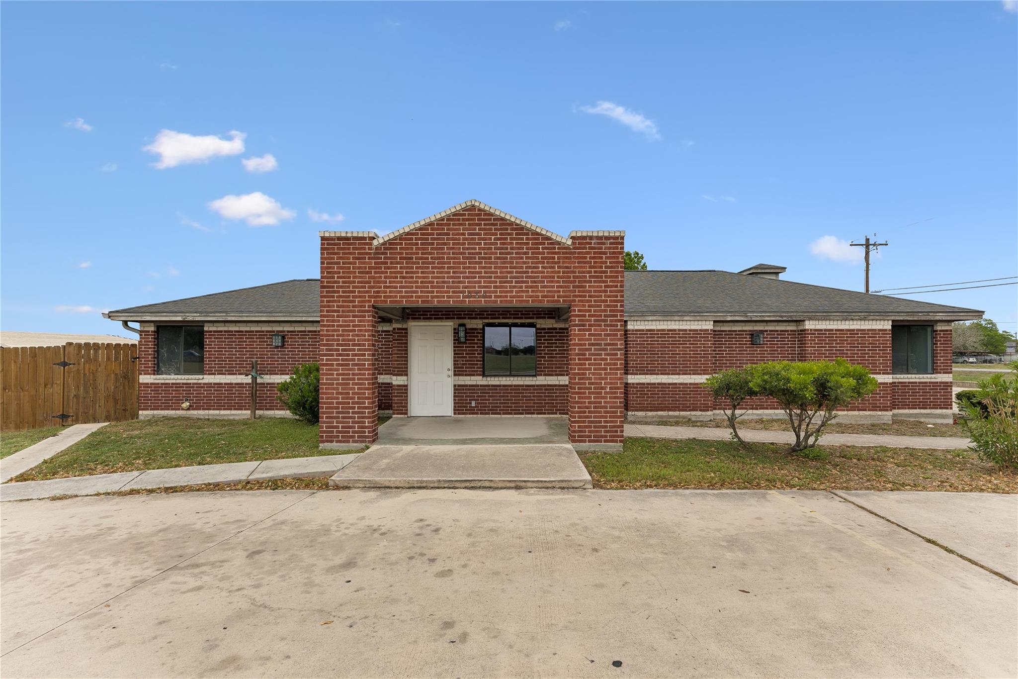 1030 S Guadalupe St, Lockhart, TX 78644 — photo 1
