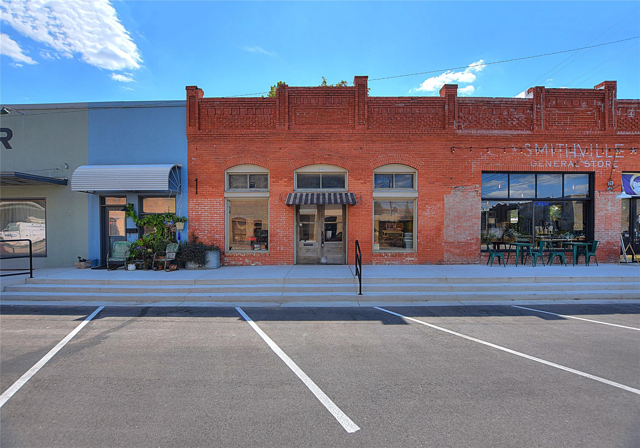 110 NE 2nd St, Smithville, TX 78957 — photo 1