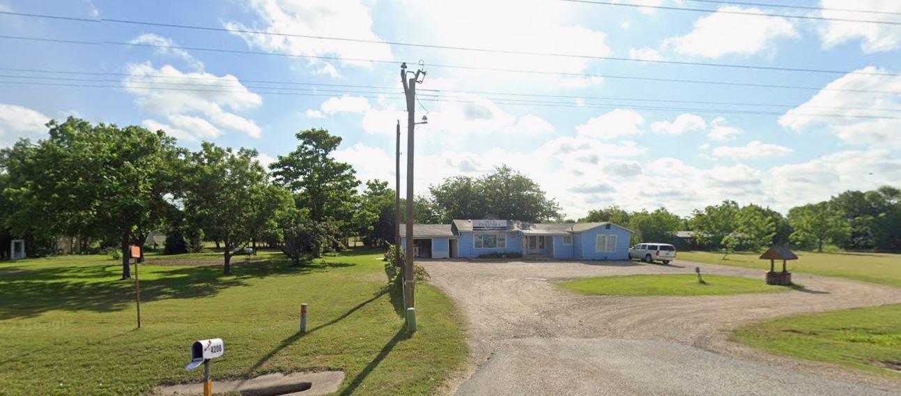 4208 N Main St, Taylor, TX 76574 — photo 1