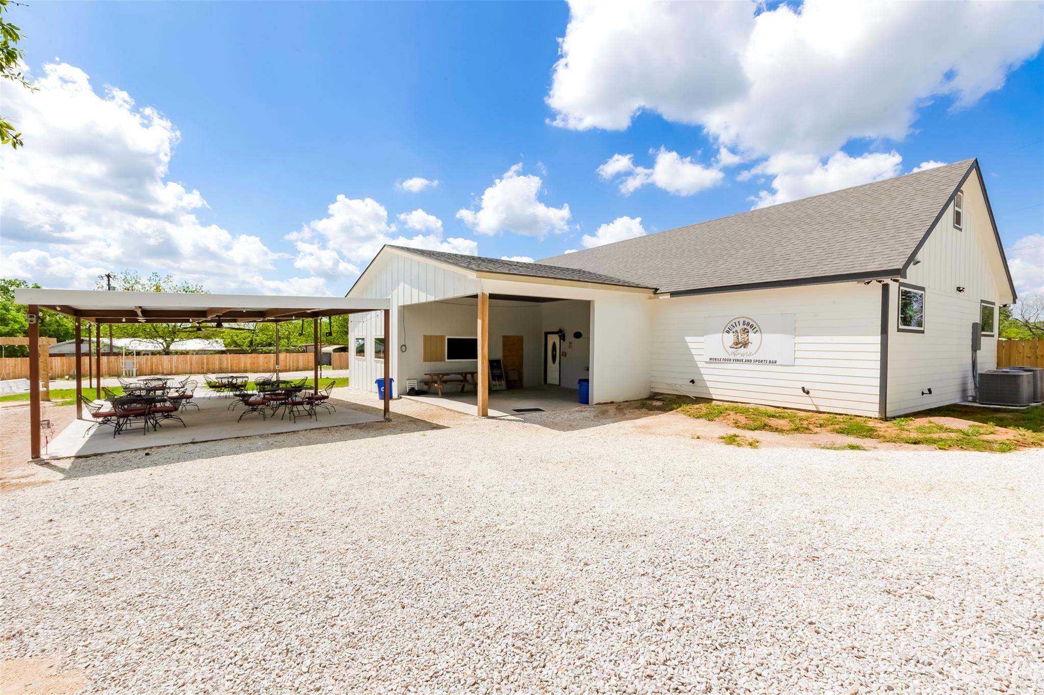 306  Oak St, Rockdale, TX 76567 — photo 1