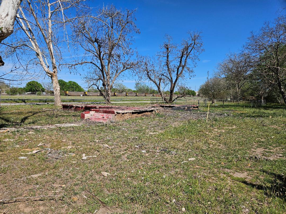 201  Harris St, Smithville, TX 78957 — photo 1