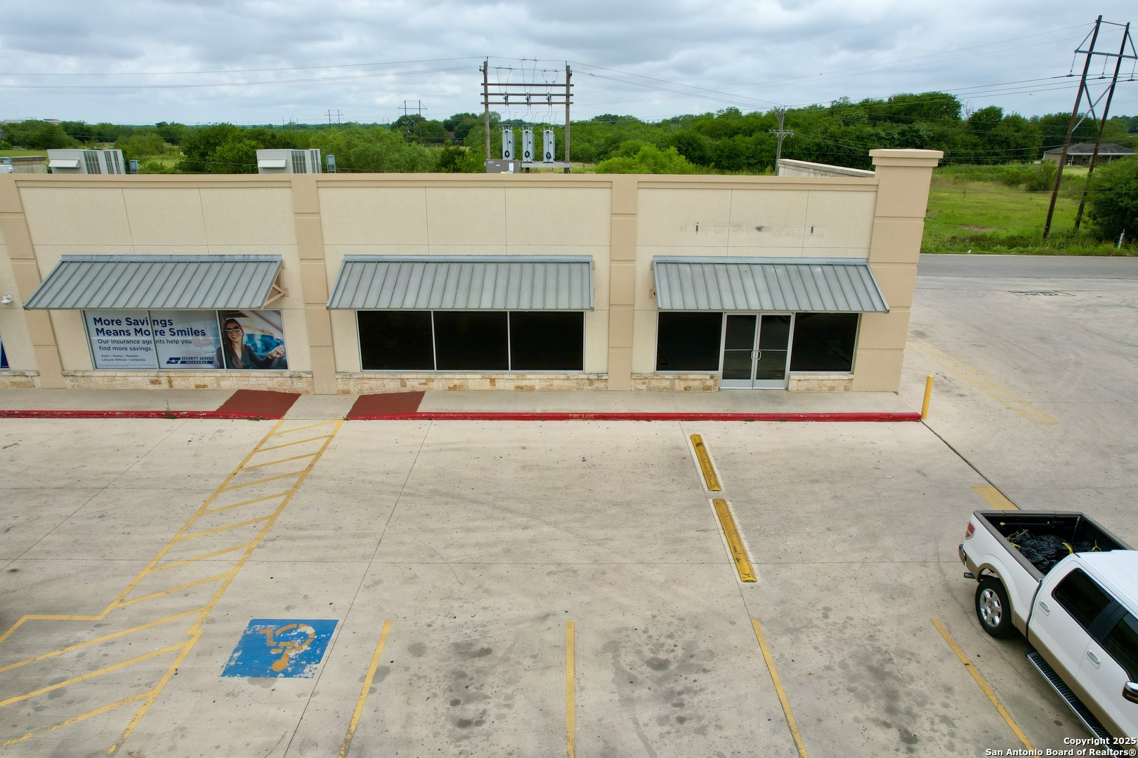 1360 W Oaklawn, Pleasanton, TX 78064 — photo 1
