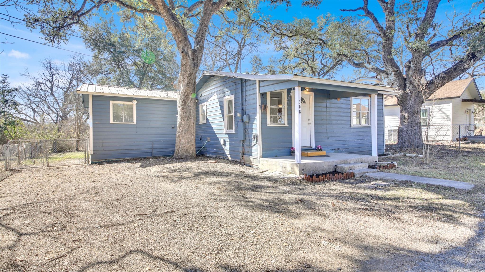 908  Tank St, Lockhart, TX 78644 — photo 1