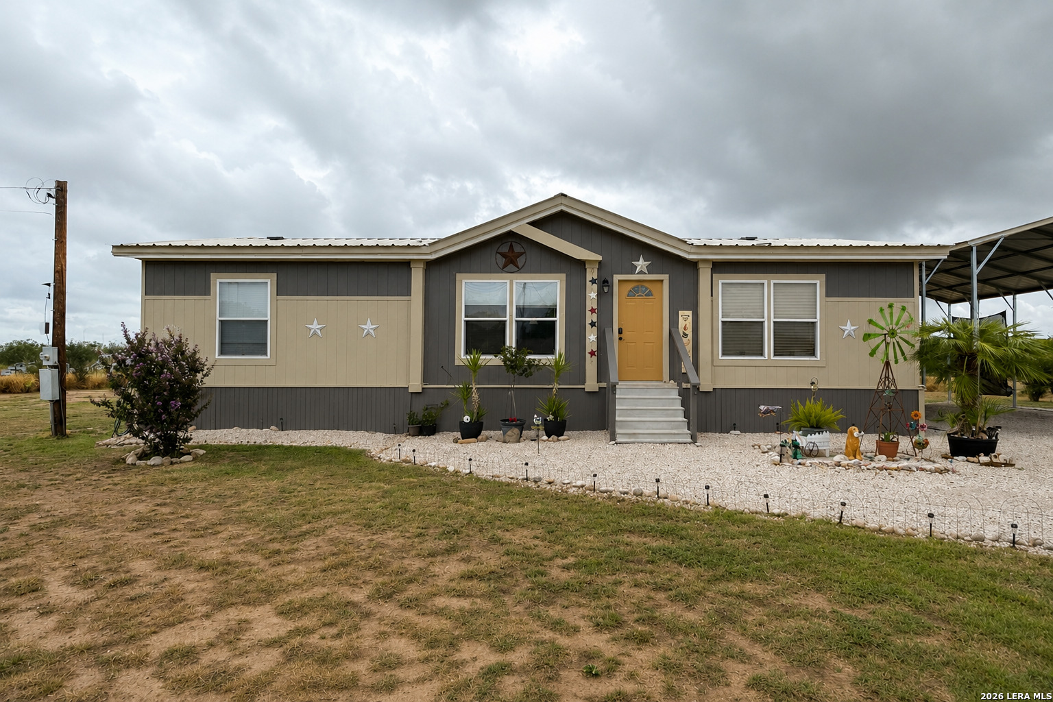 380 Martin Ave, Carrizo Springs, TX 78834 — photo 1