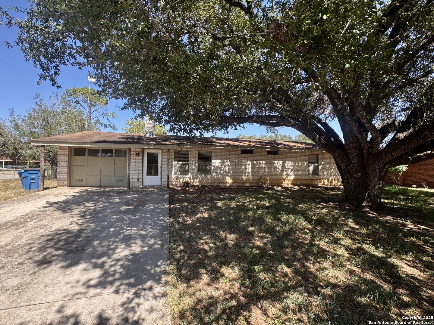 512 Low Meadow, Pleasanton, TX 78064 — photo 1