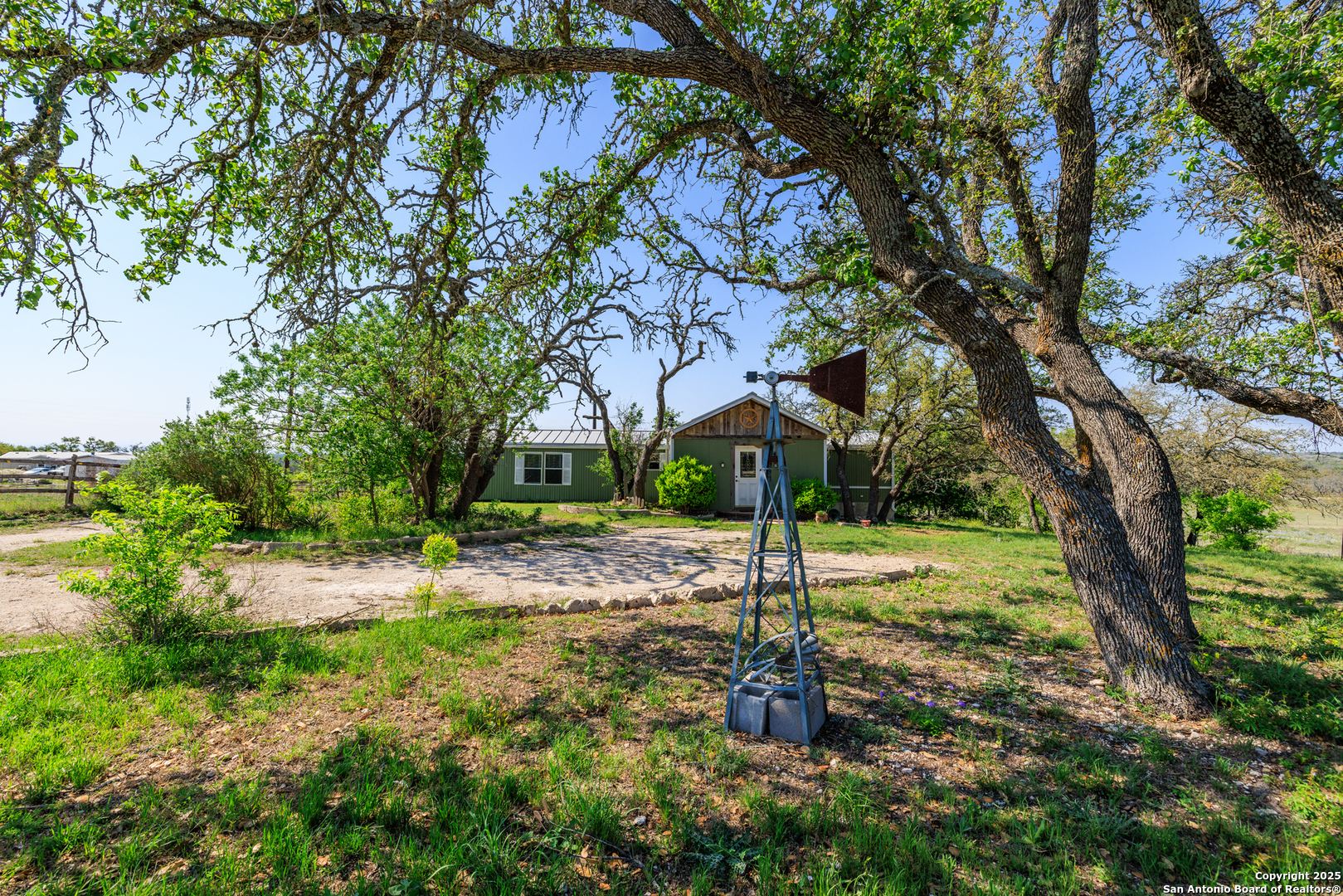 453 Reeves Ln, Harper, TX 78631 — photo 1