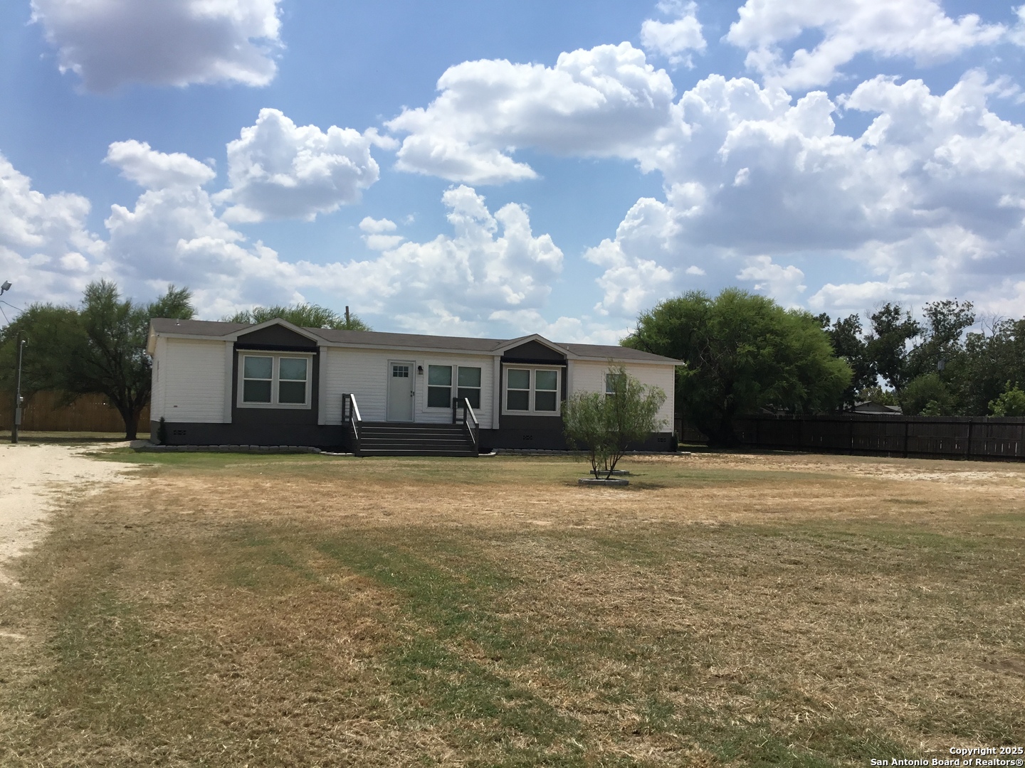 680 SE Front AVE, Sabinal, TX 78881 — photo 1