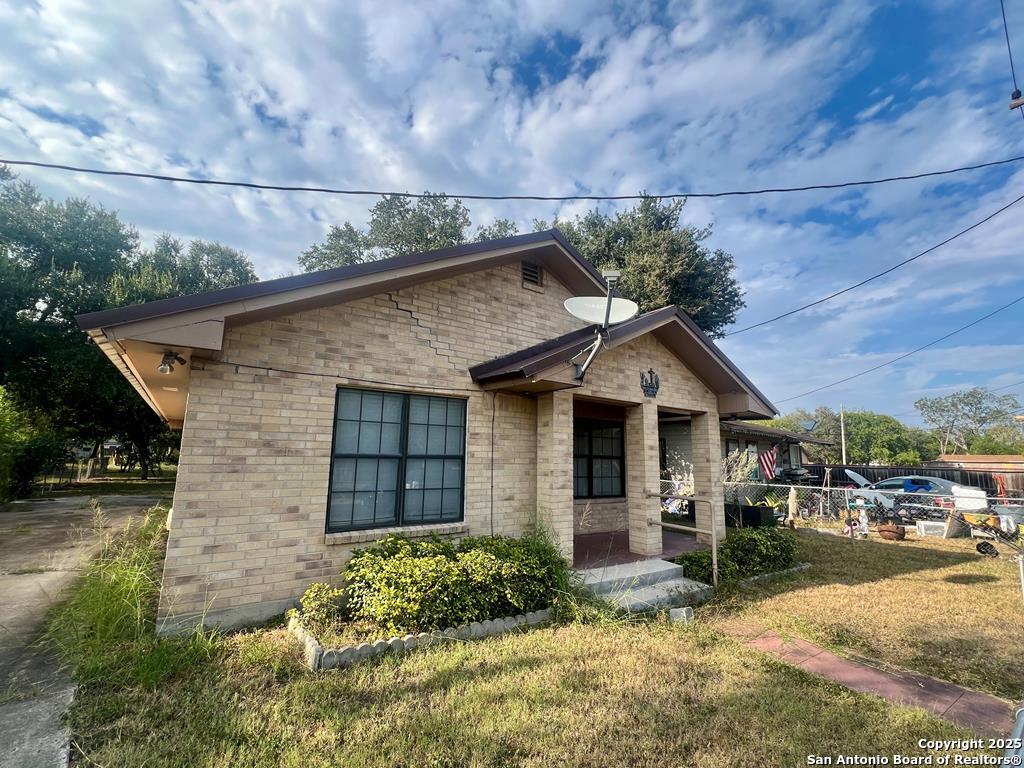 406 W Sylvia, Beeville, 78102 — photo 1
