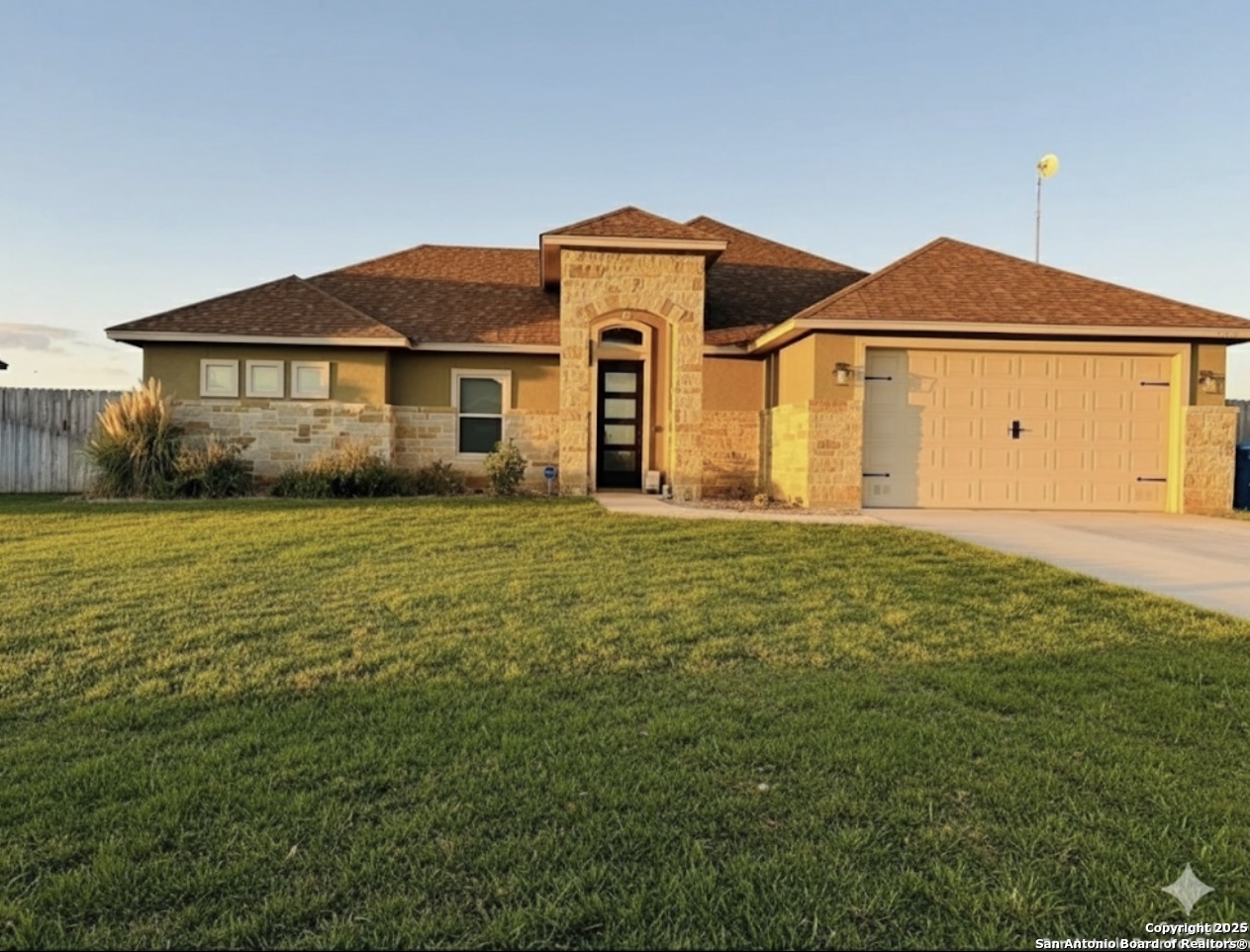 1704 Vista View Dr, Pleasanton, TX 78064 — photo 1