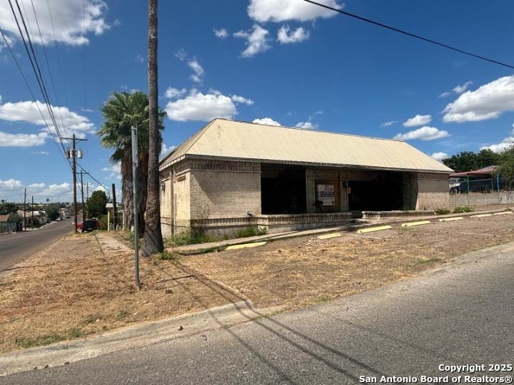 702 Galveston St, Laredo, TX 78040 — photo 1