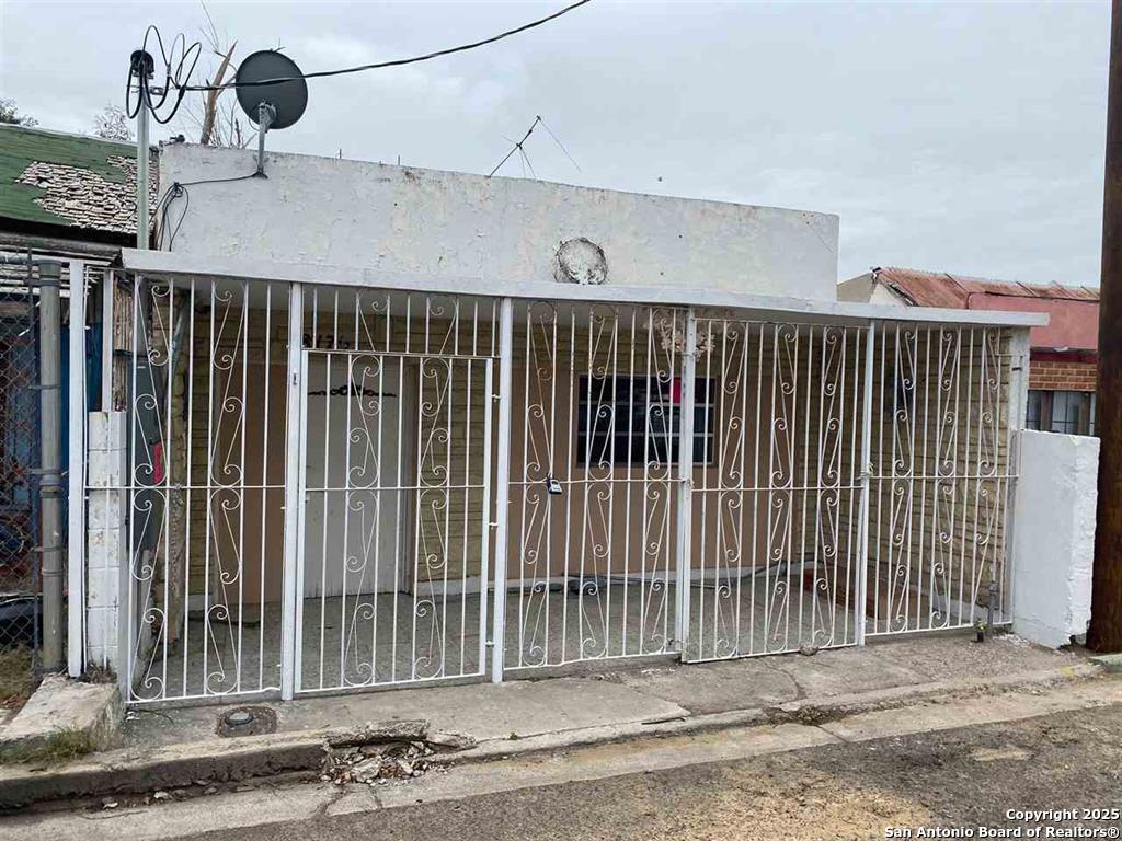 1817 1/2 Lincoln St, Laredo, TX 78040 — photo 1