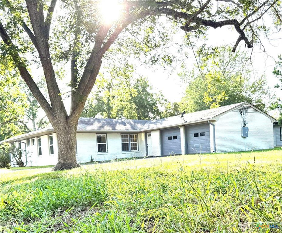 302 Smith St, Gonzales, TX 78629 — photo 1