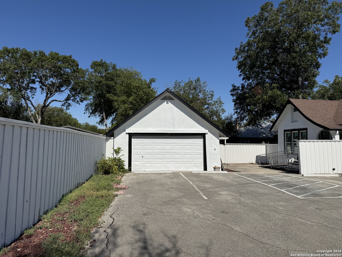1108 W Coll, New Braunfels, TX 78130 — photo 1