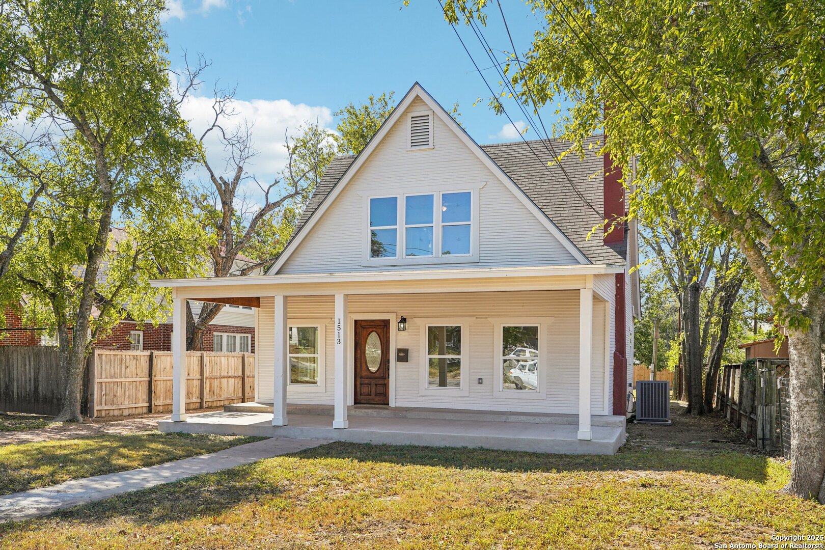 1513 Jefferson St, Kerrville, TX 78028 — photo 1