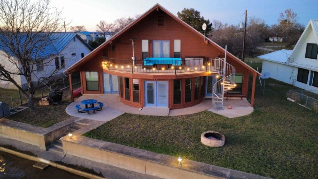 746 E Island Dr, Bluffton, TX 78607 — photo 1