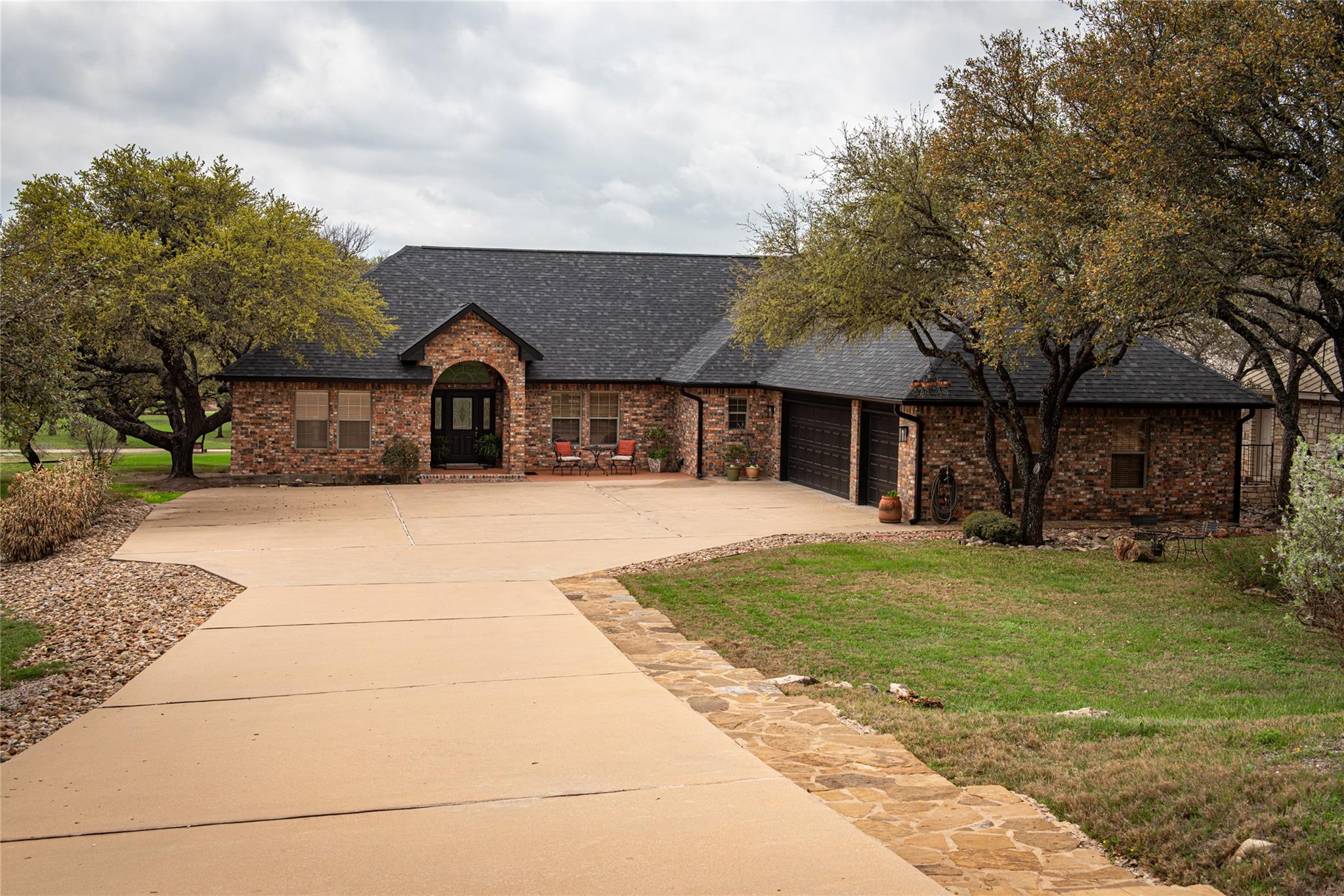 105  Wallace Riddell Dr, Burnet, TX 78611 — photo 1
