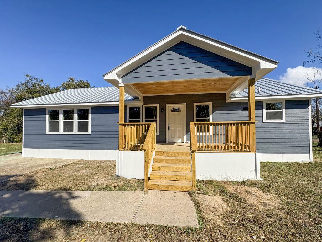 1902 N Fannin Ave, Cameron, TX 76520 — photo 1