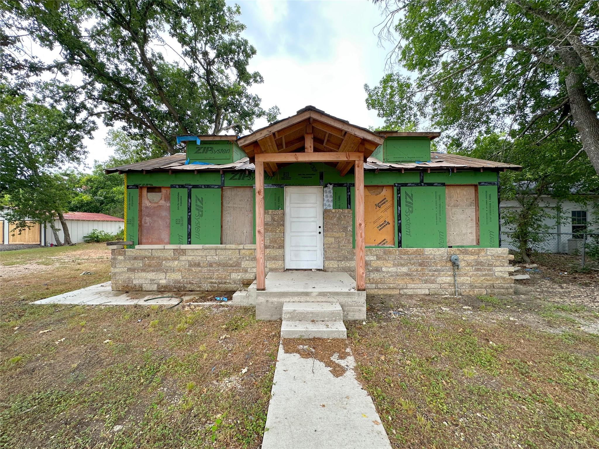 818  Plum St, Lockhart, TX 78644 — photo 1