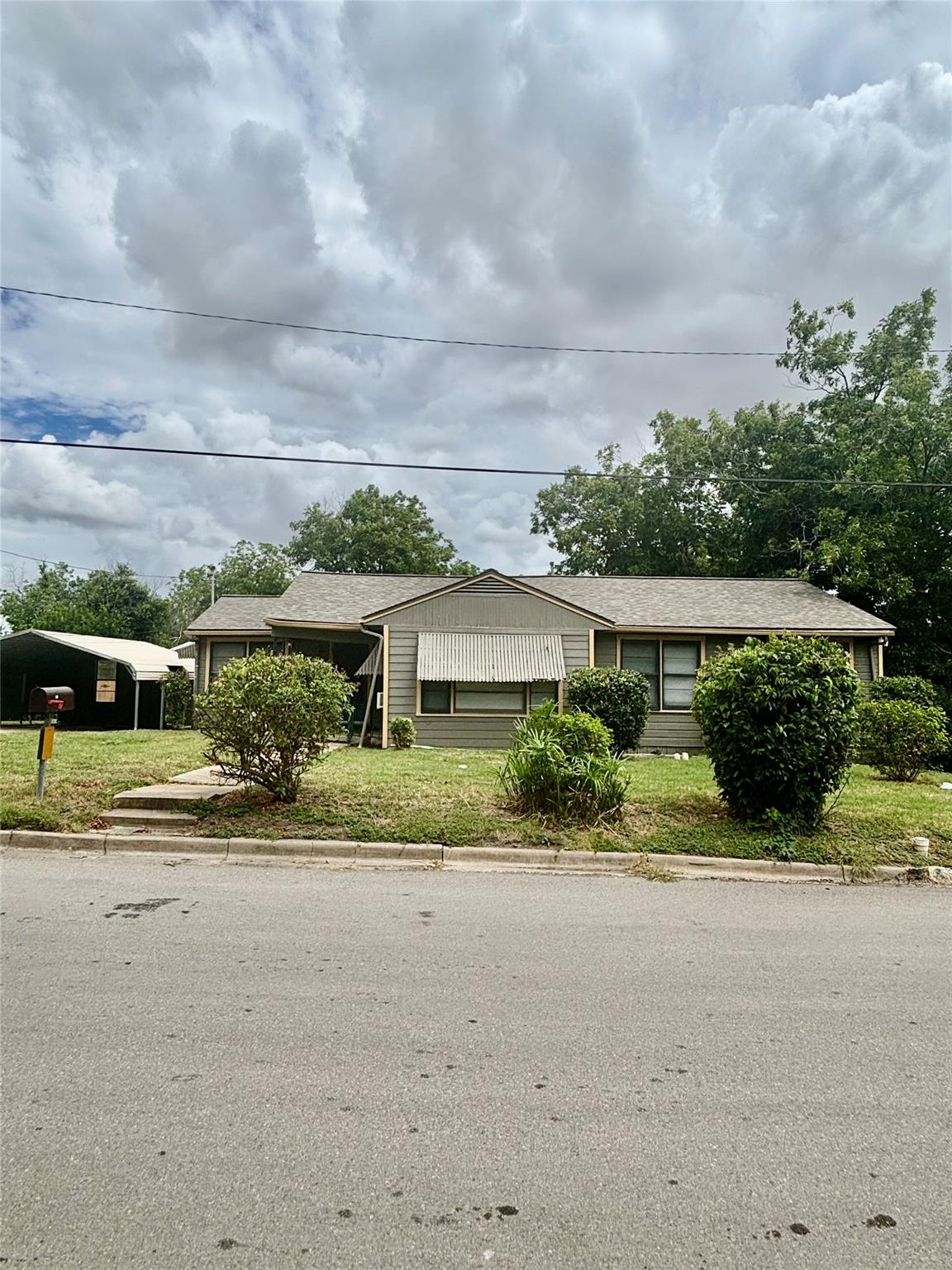 415 E 7th St, Taylor, TX 76574 — photo 1
