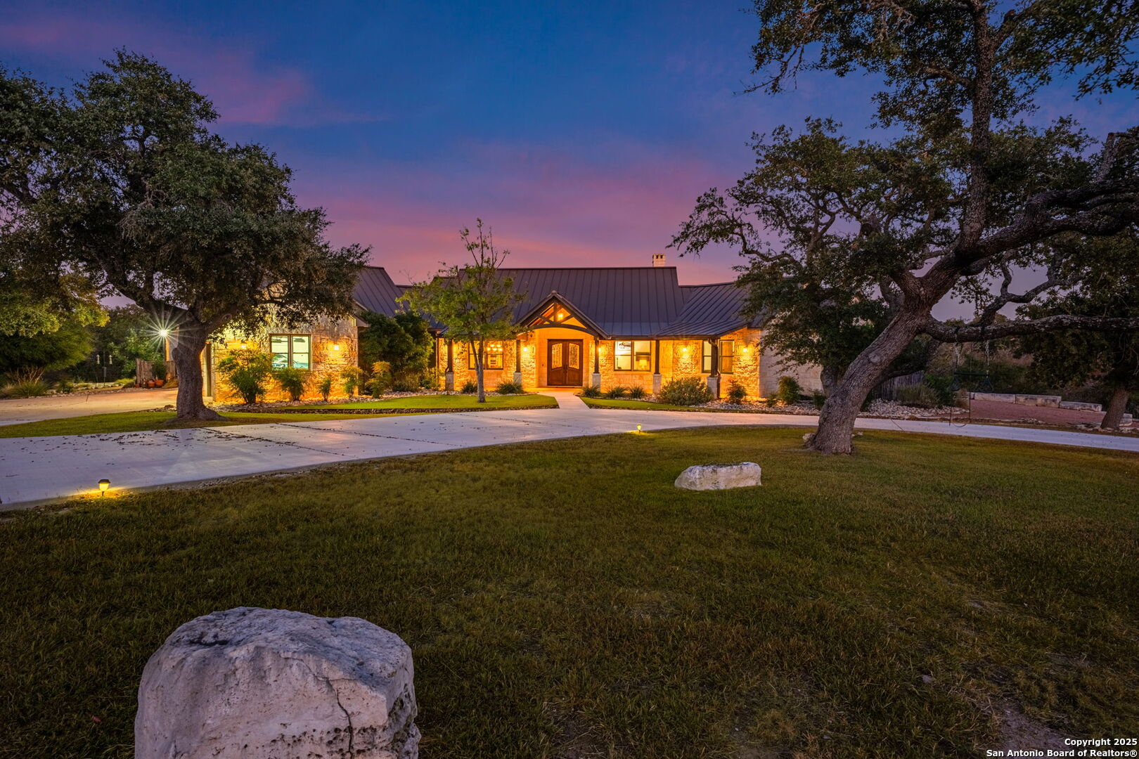 131 N Bootlegger Ln, Kerrville, TX 78028 — photo 1