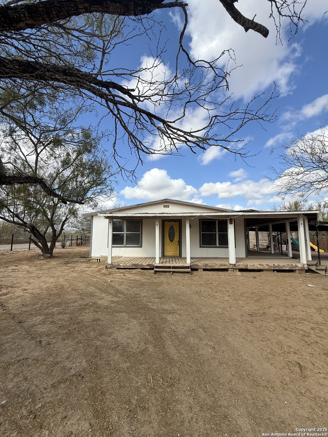 279 Cenizo, Carrizo Springs, TX 78834 — photo 1