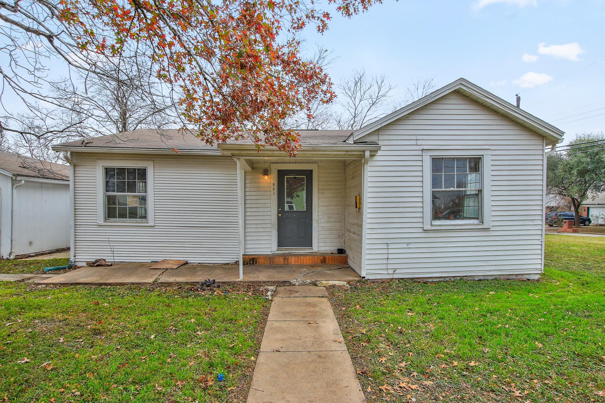 921 W 5th St, Taylor, TX 76574 — photo 1