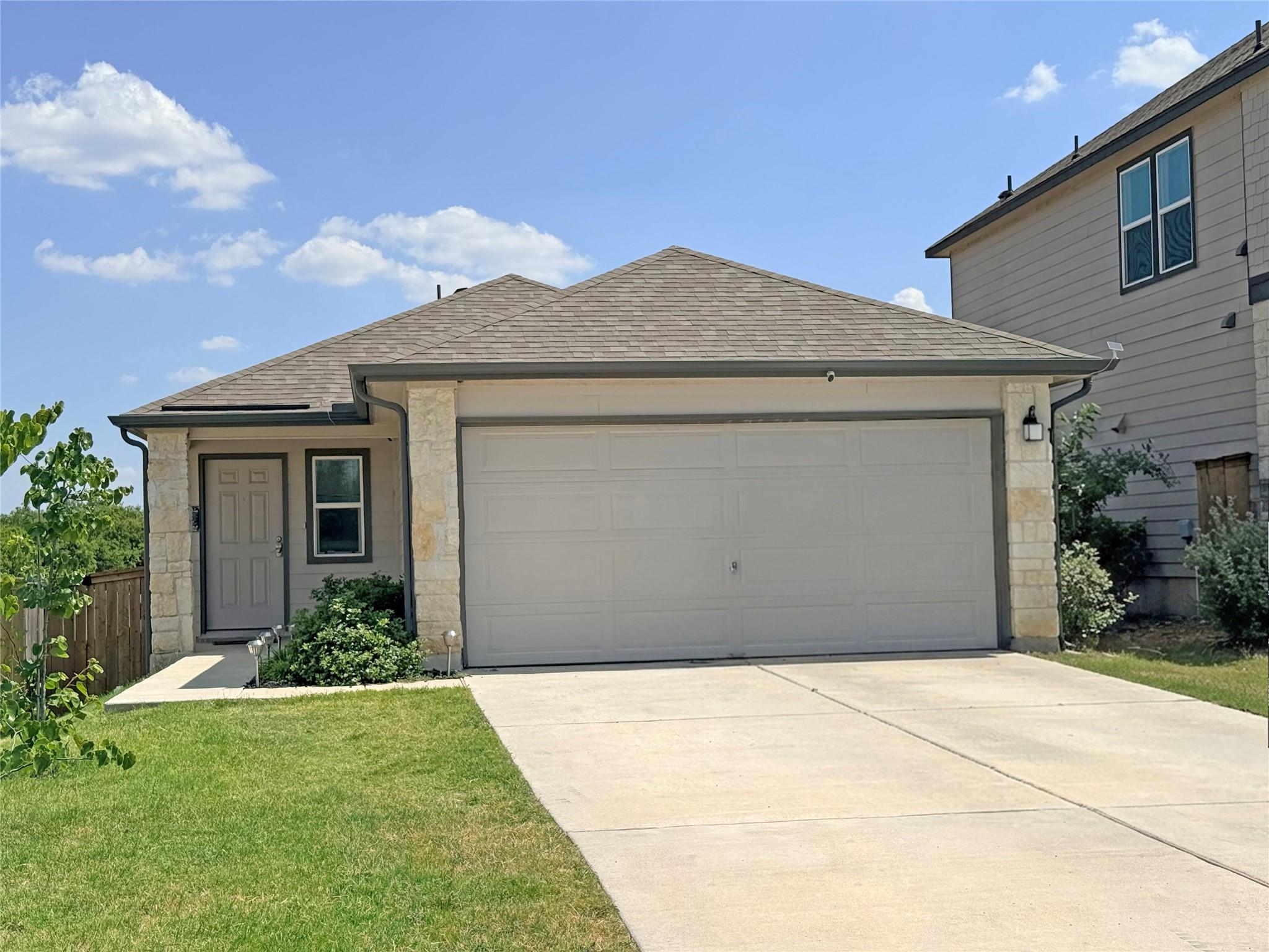 320  Katie Elder Dr, Jarrell, TX 76537 — photo 1