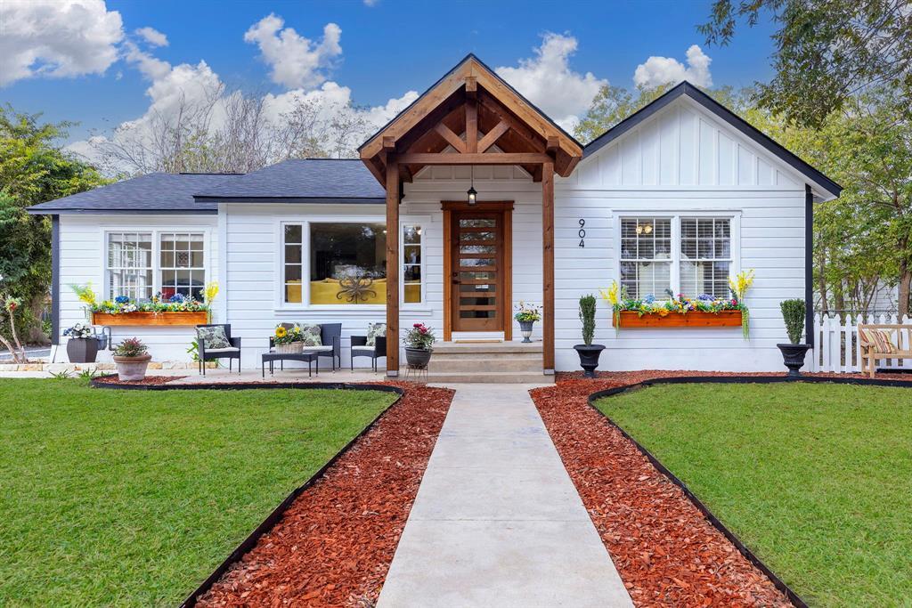 904  Fisher St, Taylor, TX 76574 — photo 1