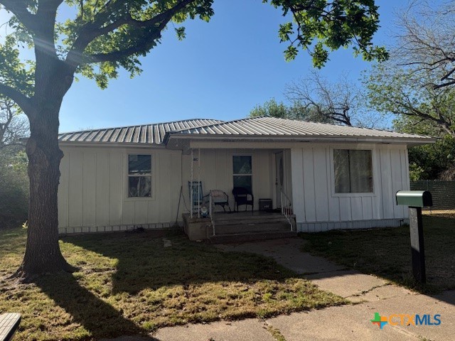 612 Schwab Street, Yoakum, TX 77995 — photo 1