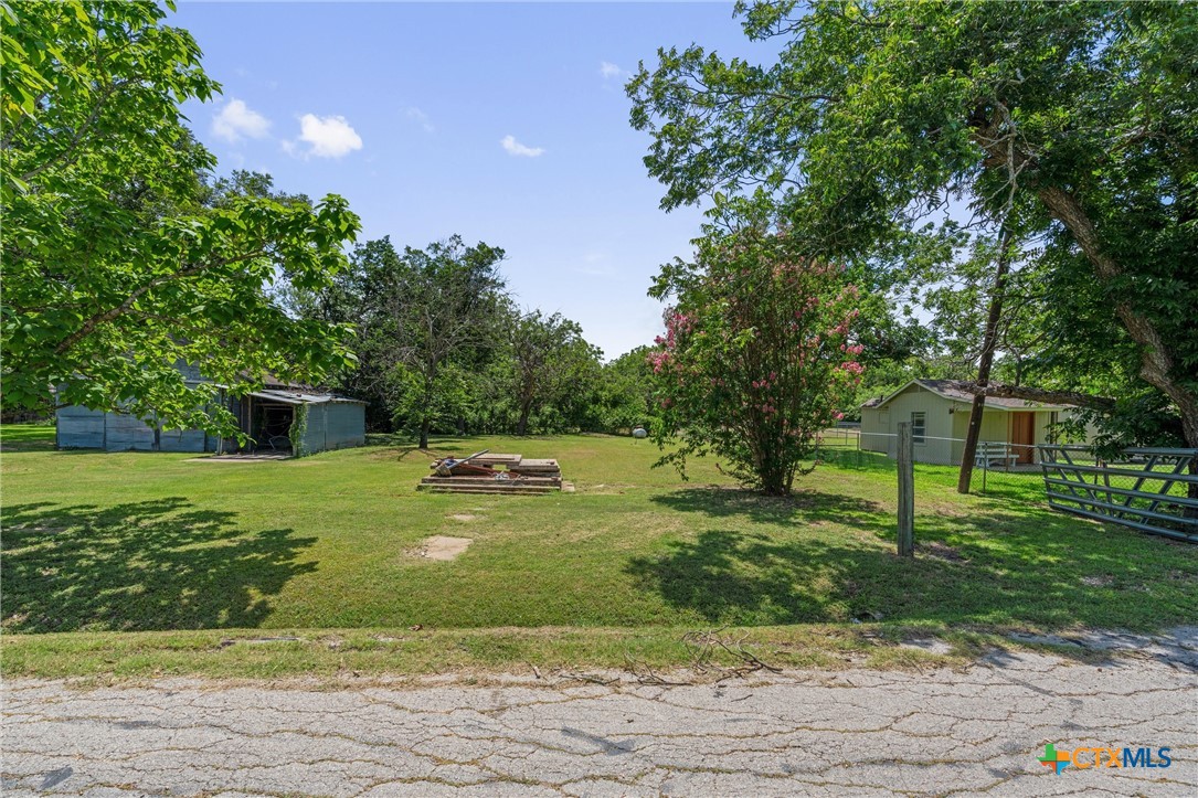 101 West Avenue, Florence, TX 76527 — photo 1