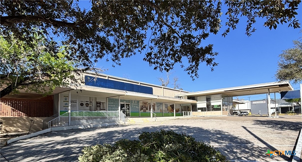 256 W Court Street, Seguin, TX 78155 — photo 1