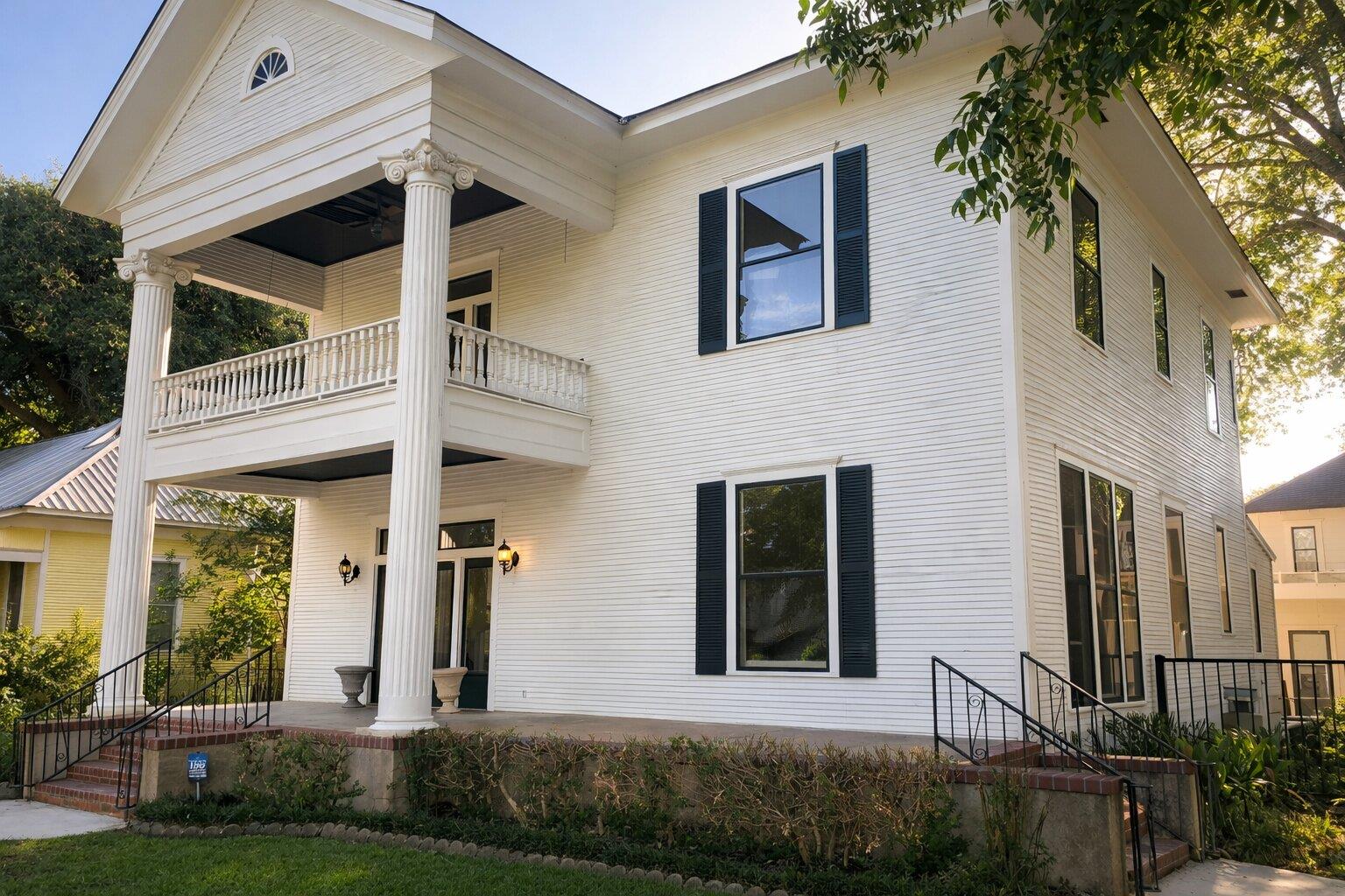307  Burleson St, Smithville, TX 78957 — photo 1