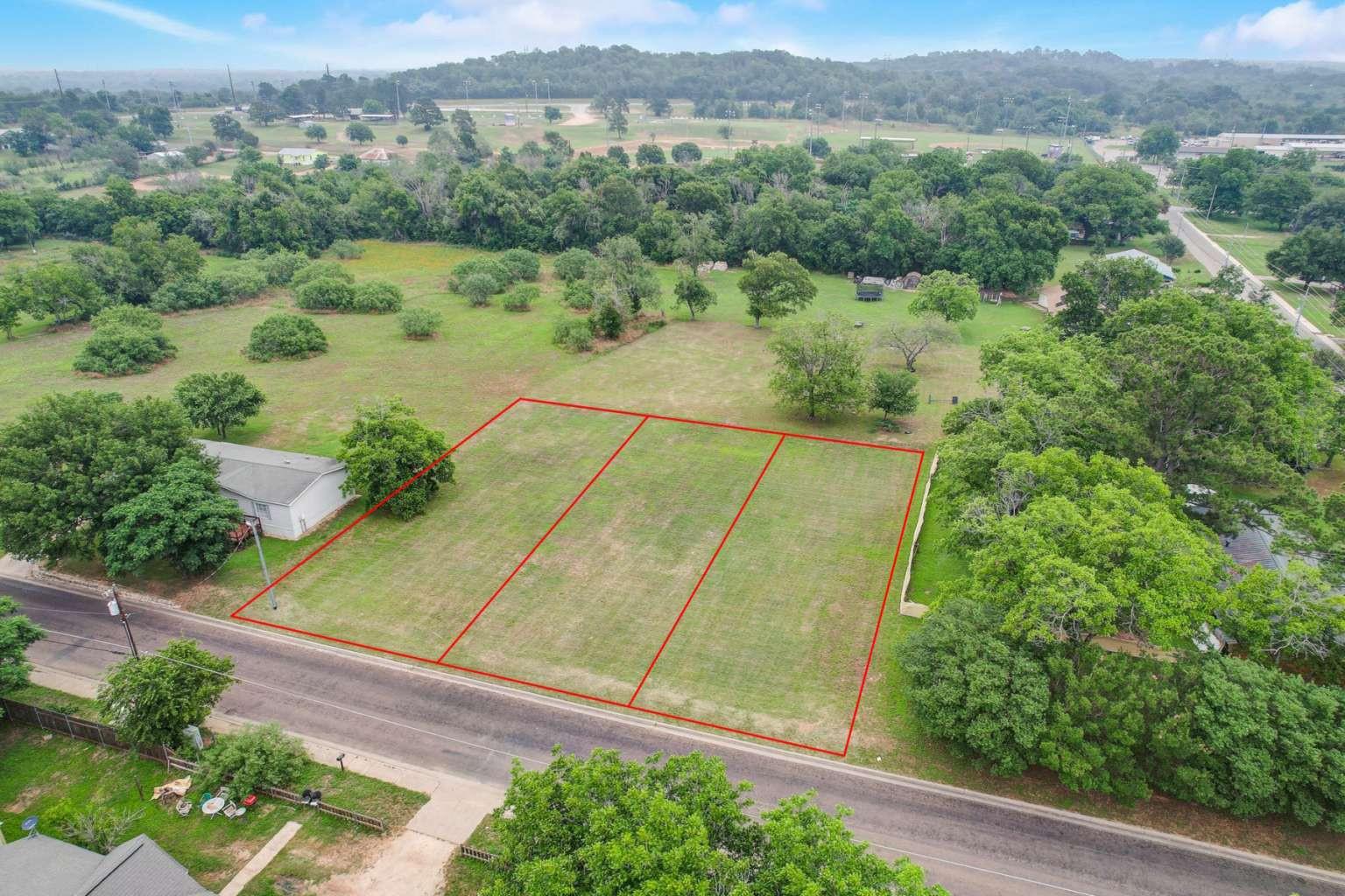2105  Pecan St, Bastrop, TX 78602 — photo 1