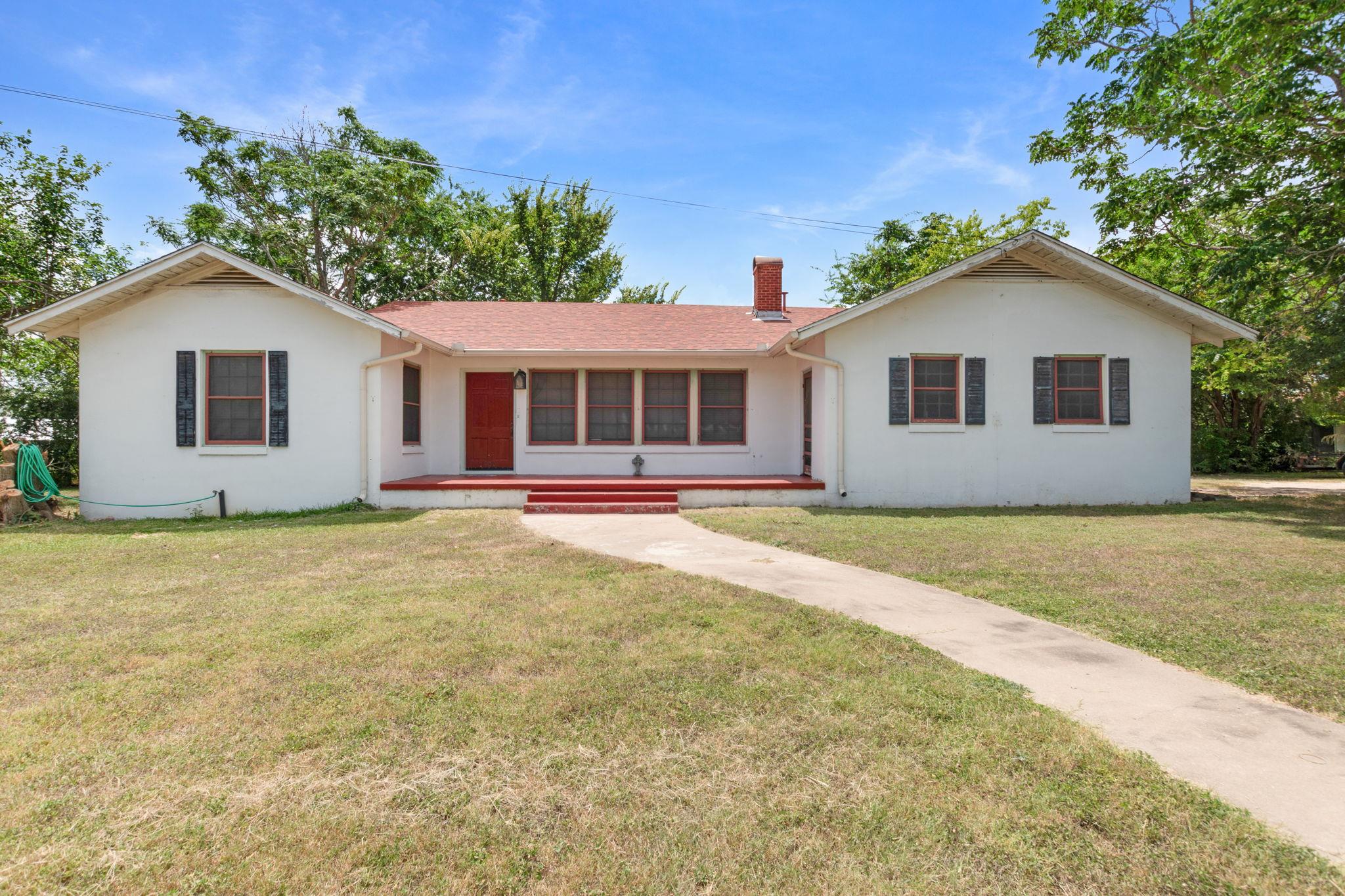 900 N Main St, Burnet, TX 78611 — photo 1