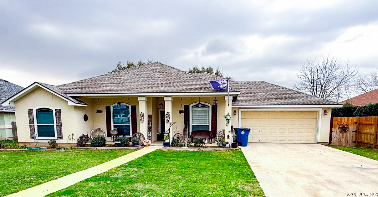 305 Yorktown, Pleasanton, TX 78064 — photo 1