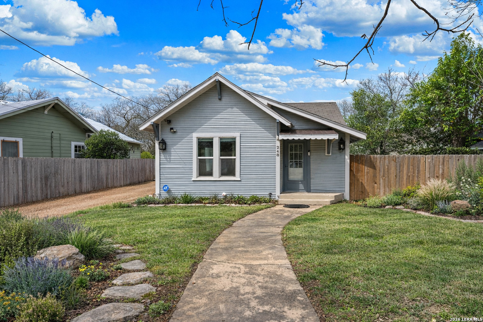 248 N Travis St, Kerrville, TX 78028 — photo 1
