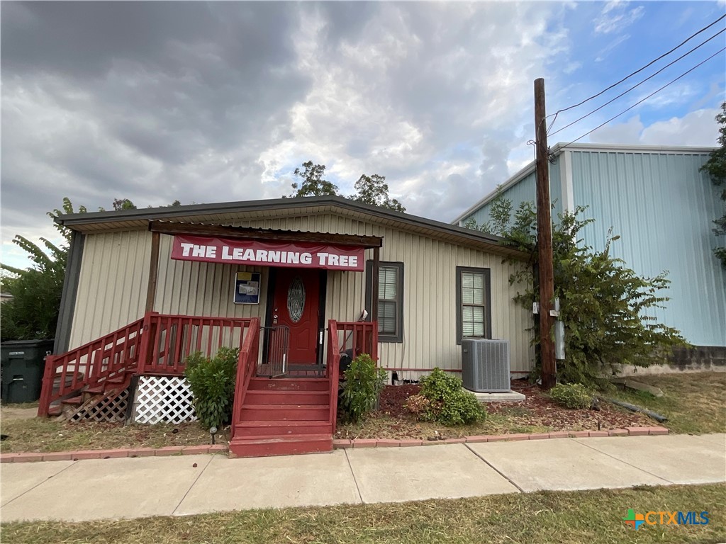 305 E 2nd Street, Hallettsville, TX 77964 — photo 1