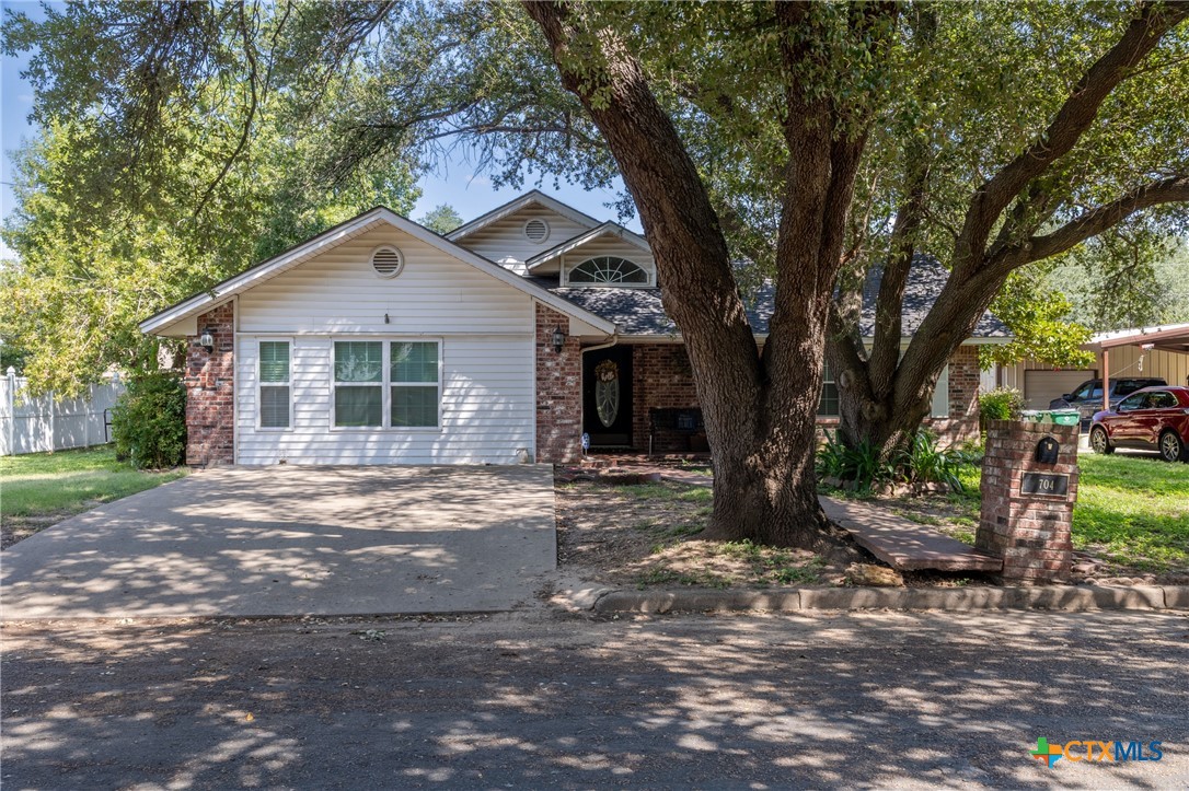 704 E 16th Street, Cameron, TX 76520 — photo 1