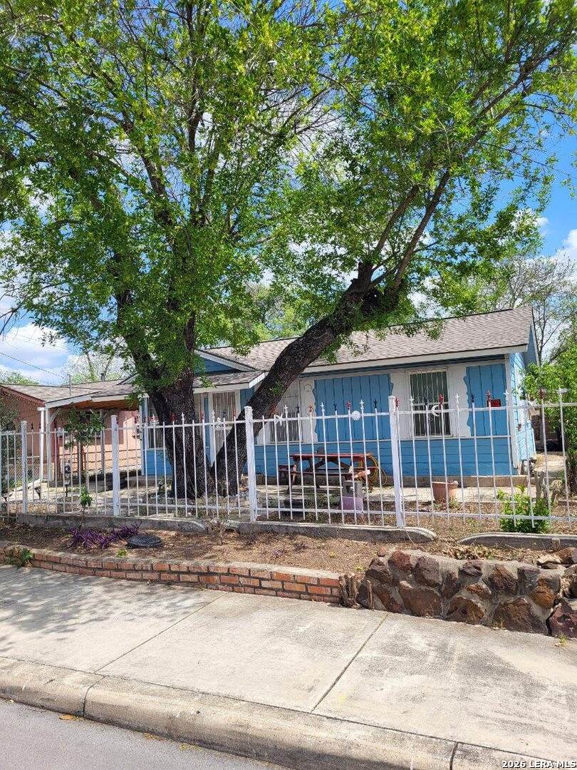 326 S San Joaquin AVE