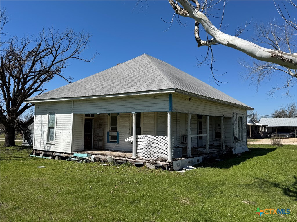 320 N 5th Street, Lott, TX 76656 — photo 1